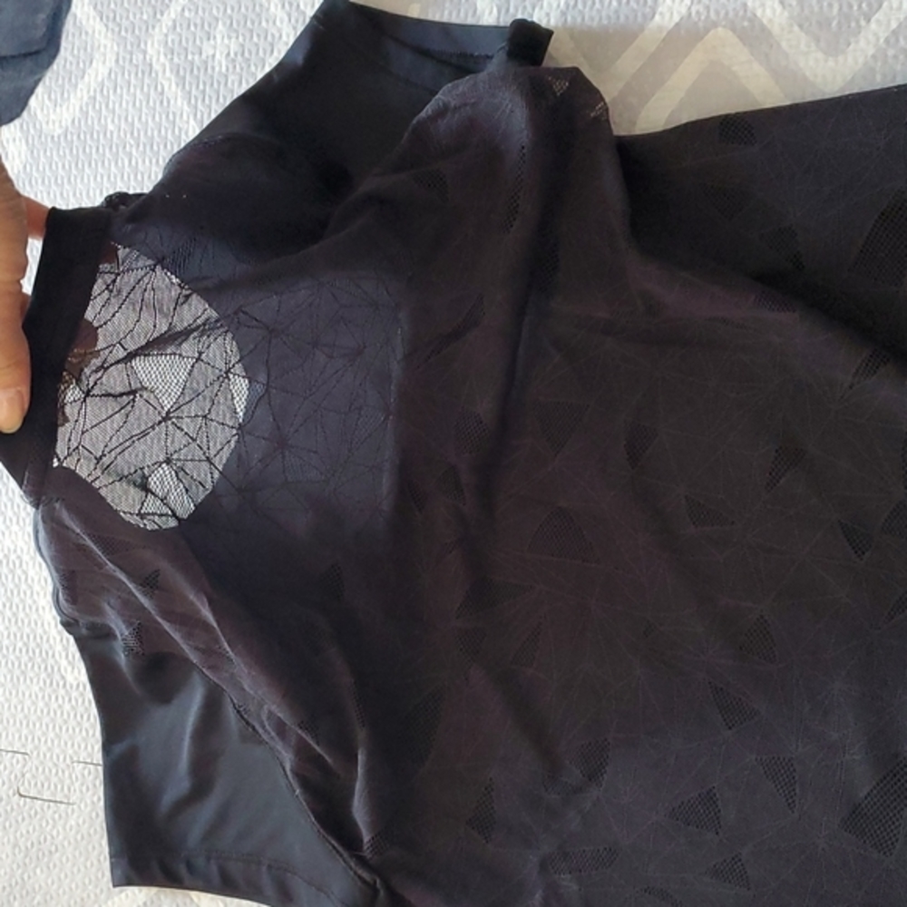 Underarmour black heat gear tee w lace back detail